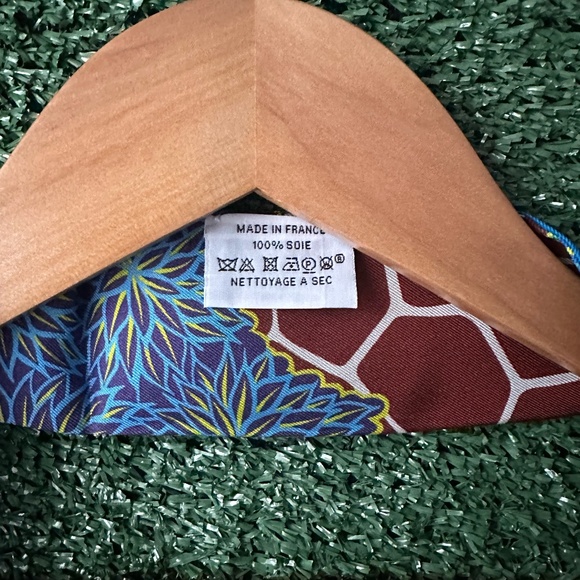 Hermes Neck Scarf 100% Silk Animal Scarf Giraffe Green Blue Brown - Picture 4 of 4